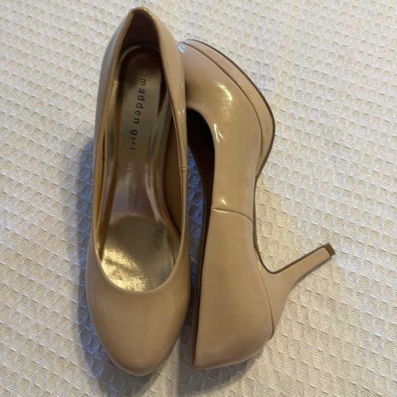 Madden girl‎ NWOB Nude Round Toe Heel - Picture 1 of 8
